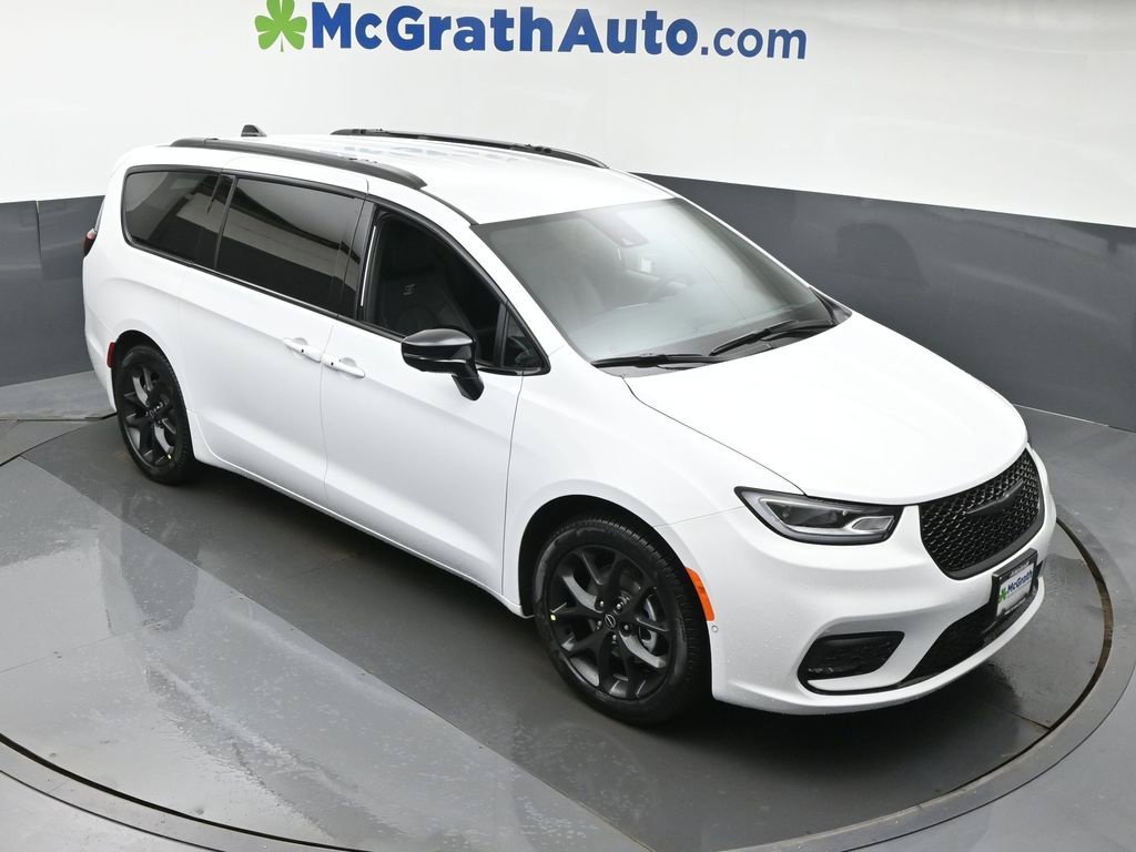 New 2026 Bright White Clear-Coat Exterior Paint Chrysler Select image 3