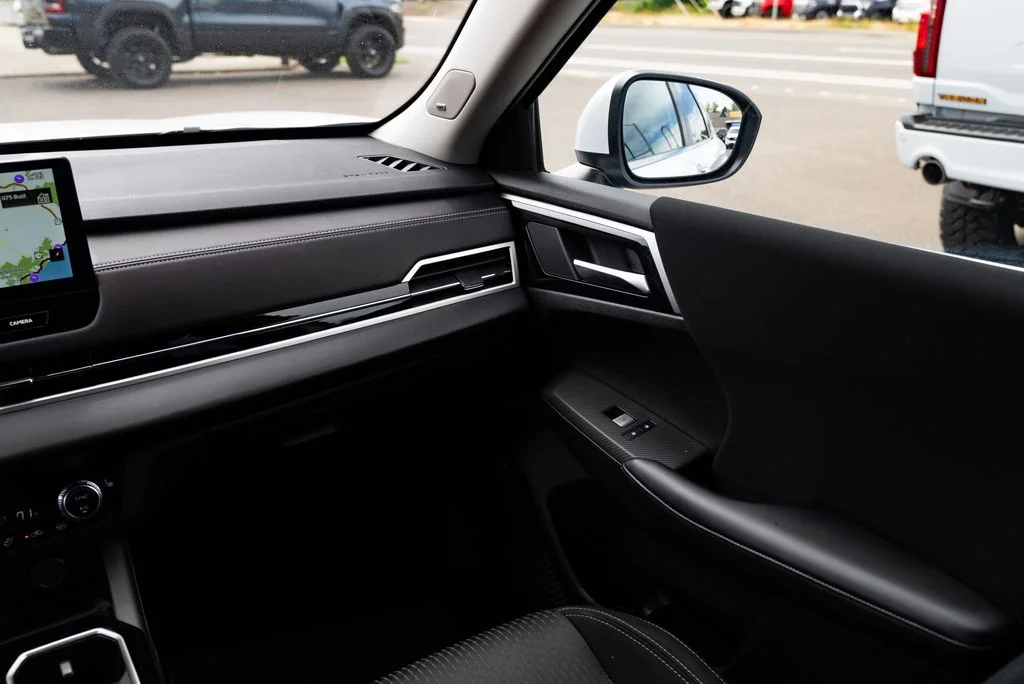 Used 2025 White Mitsubishi ES image 9