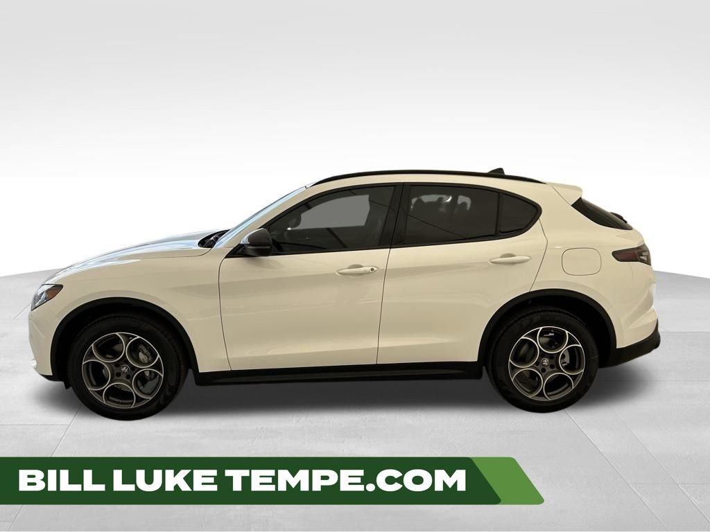 New 2025 Milano White Exterior Paint Alfa Romeo Base image 1