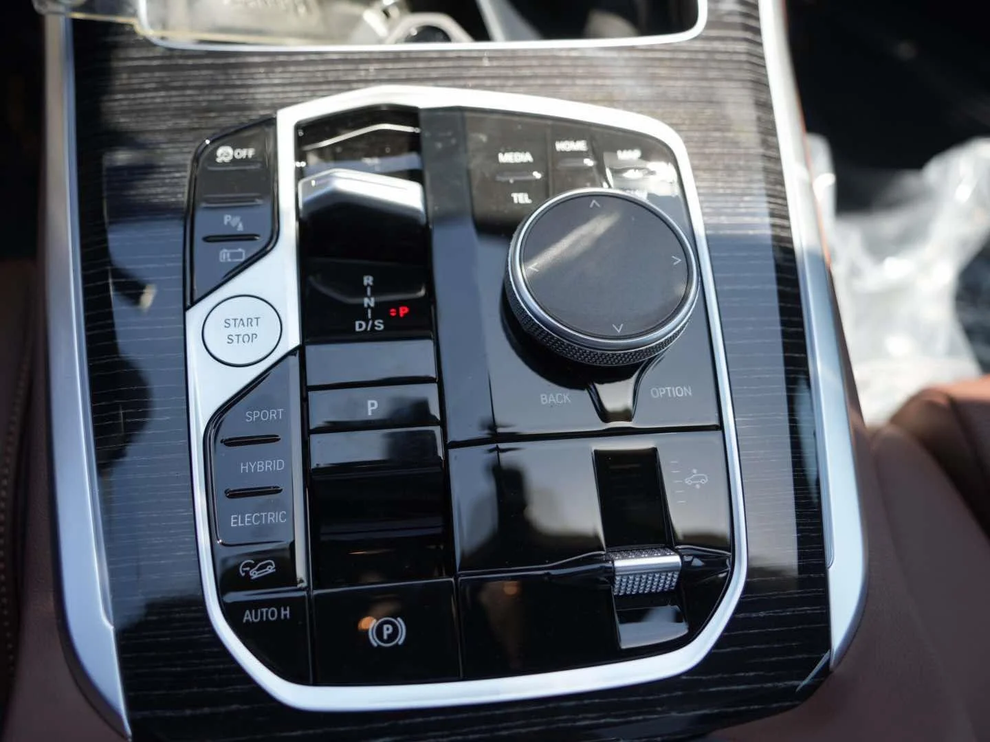 New 2026 Carbon Black Metallic BMW xDrive50e image 23