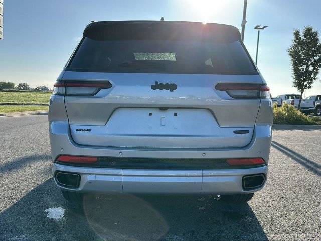 Used 2025  Jeep Summit image 3