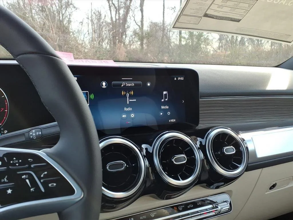 New 2026 Polar White Mercedes-Benz GLB 250 image 15