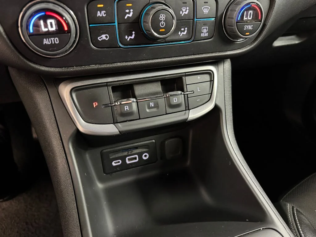 Used 2024 White GMC SLT image 24