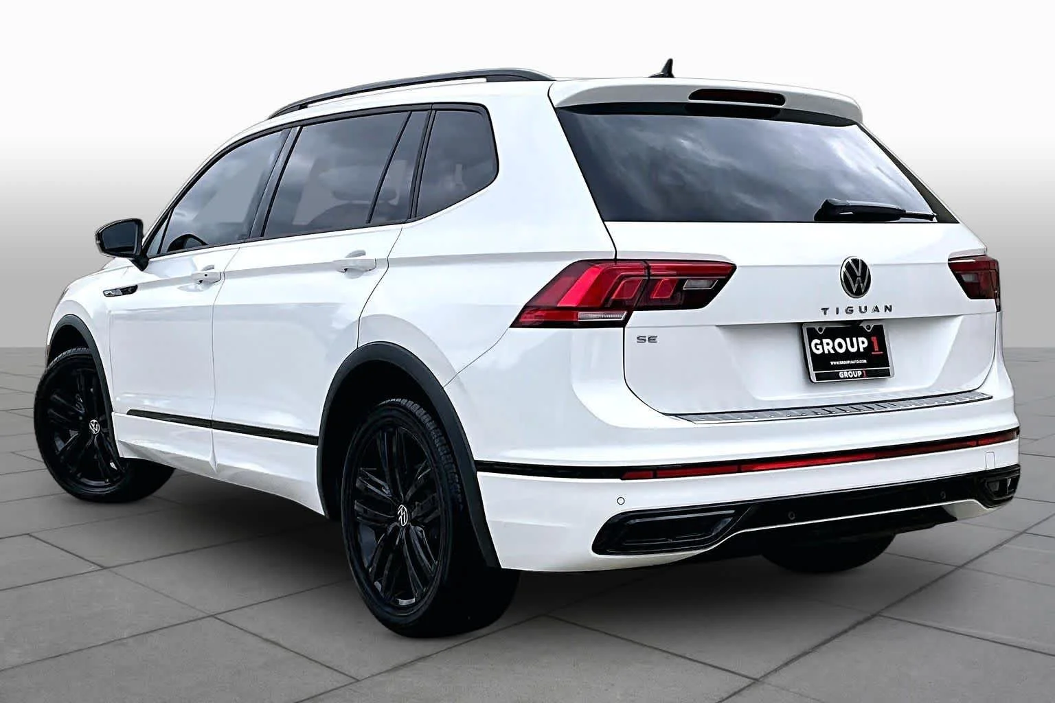 Used 2022 Oryx White Pearl Volkswagen SE R-Line Black image 11