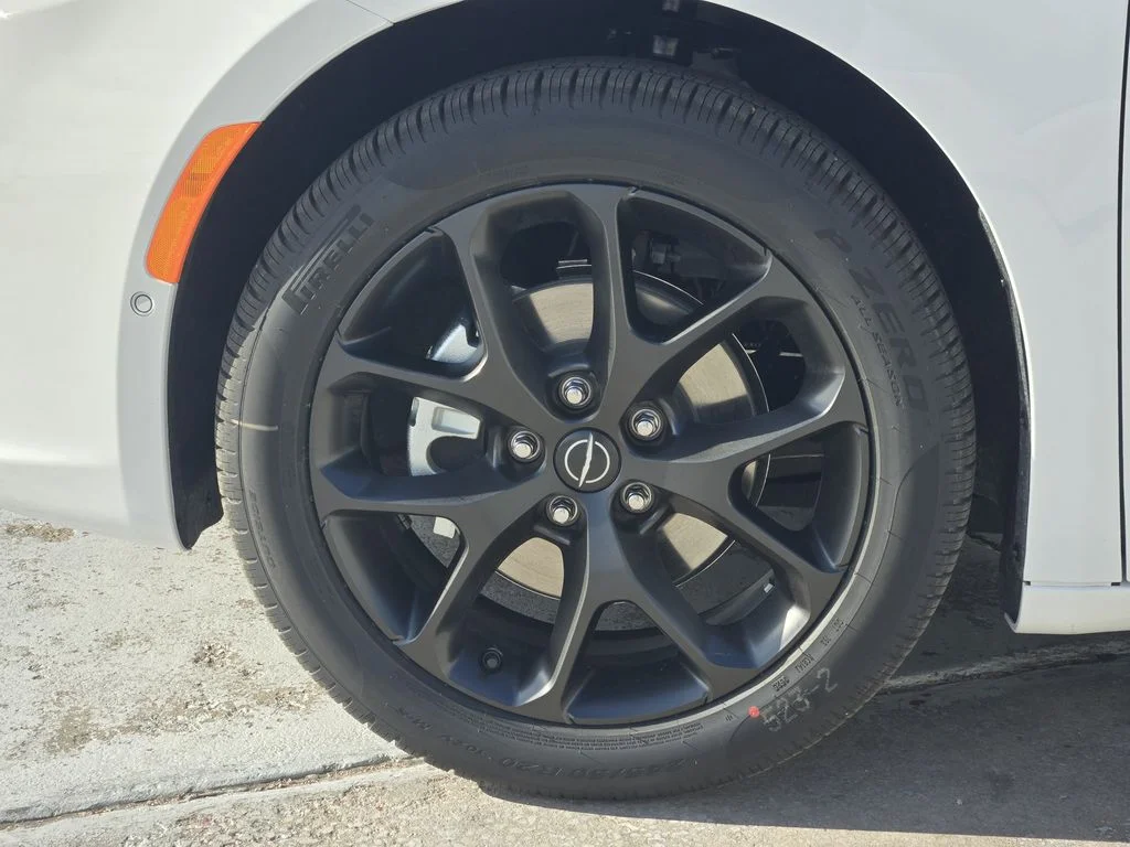 New 2026 Bright White Clearcoat Chrysler Select image 9