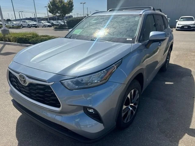 Used 2020 Moon Dust Toyota XLE image 2