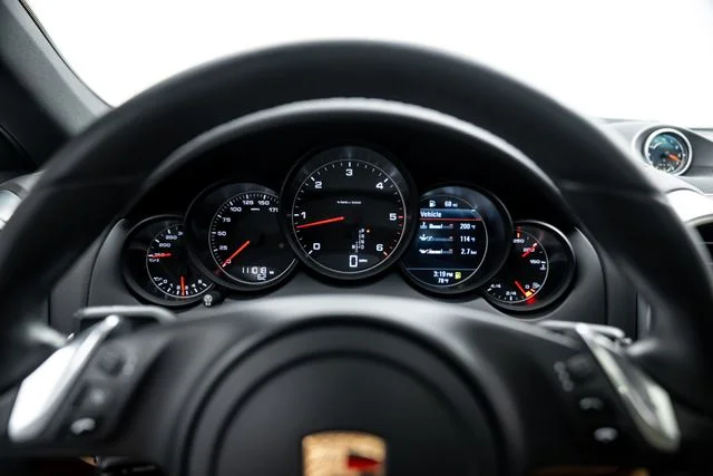 Used 2014  Porsche Diesel Platinum Edition image 32