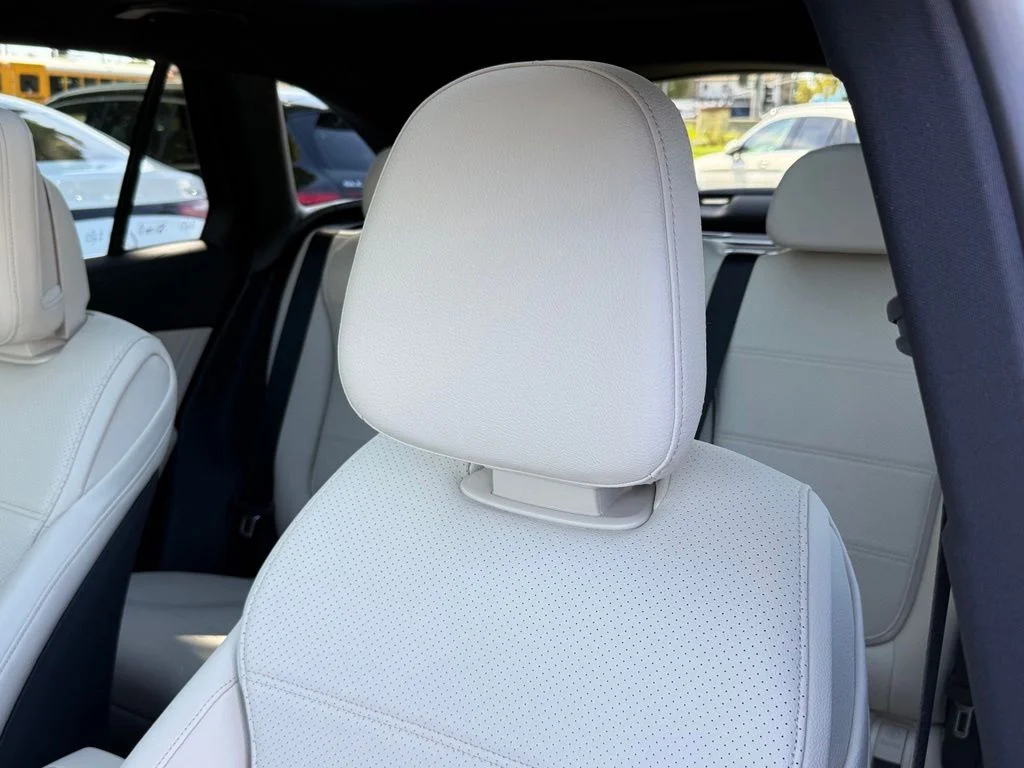 New 2027 White Mercedes-Benz GLC 300 image 3