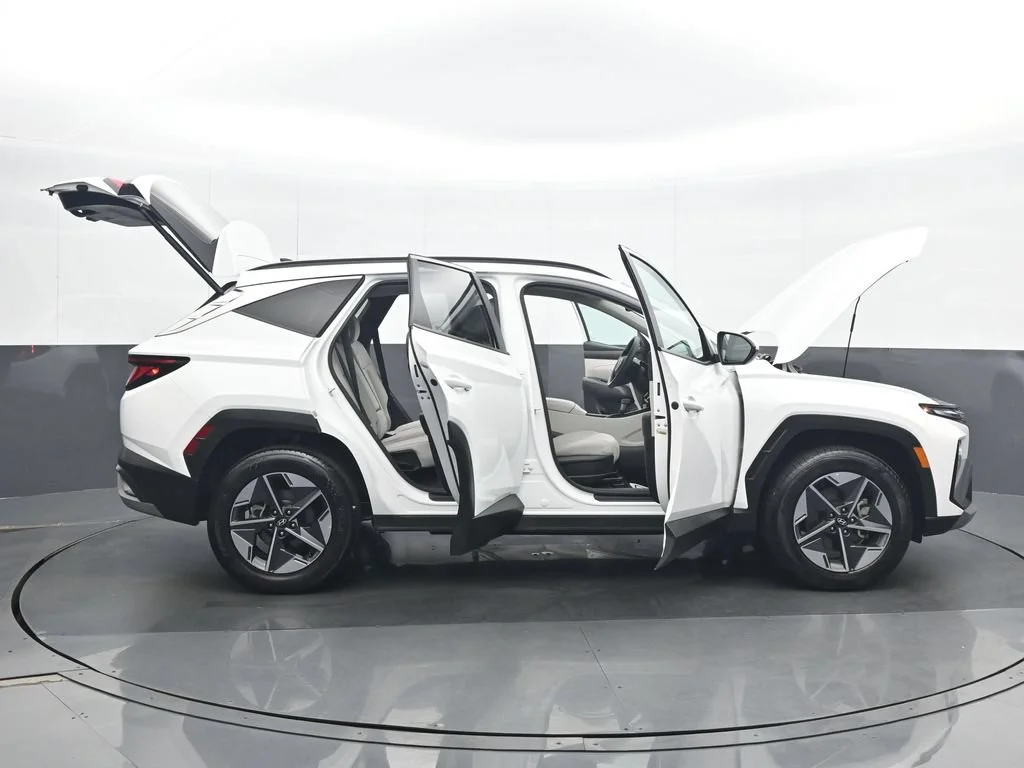 Used 2025 White Hyundai SEL image 39