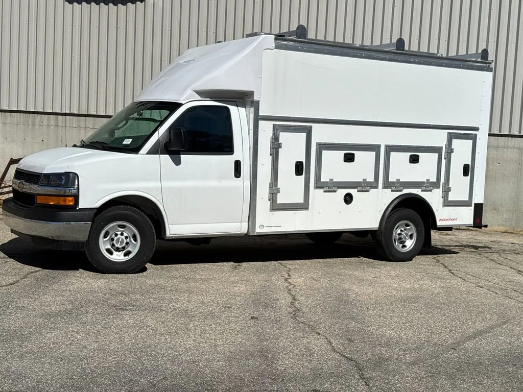 New 2026 Summit White Chevrolet 1WT image 2