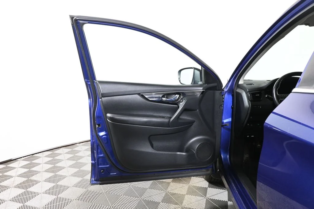 Used 2017 Blue Nissan SL image 27
