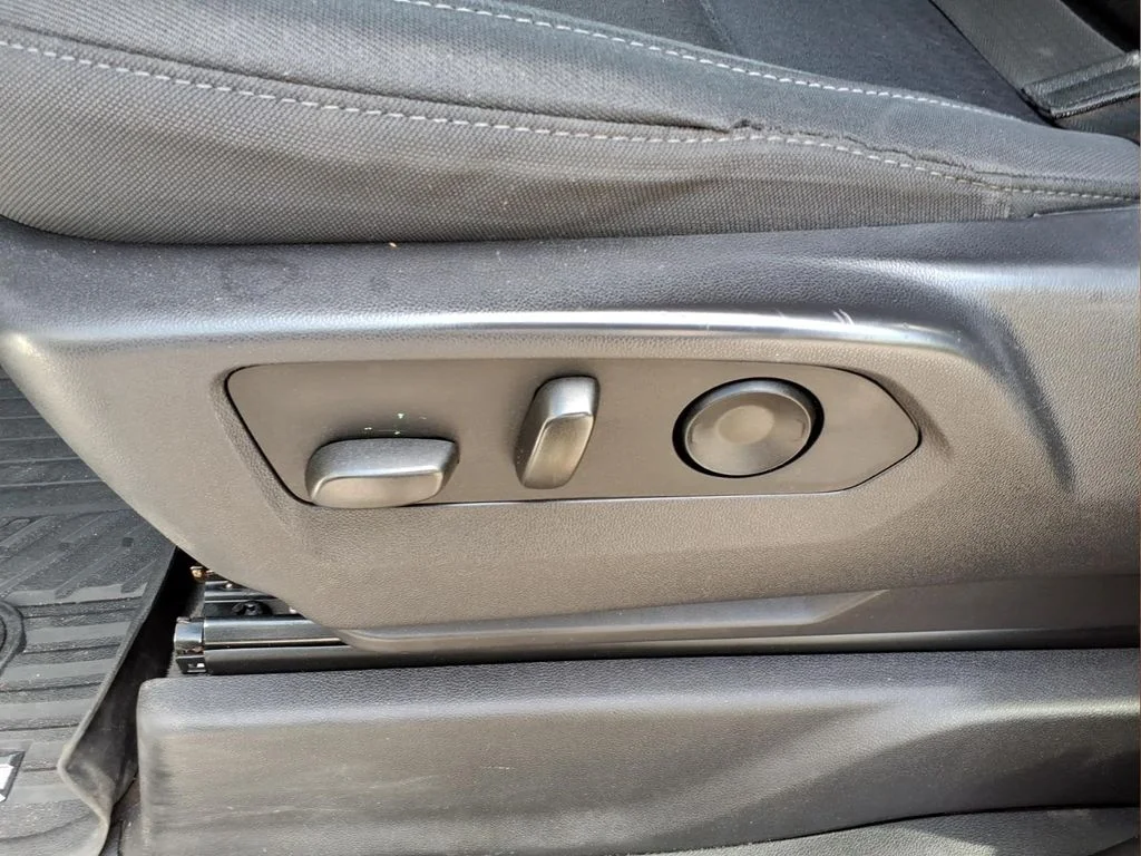 Used 2024 White Chevrolet Custom image 18
