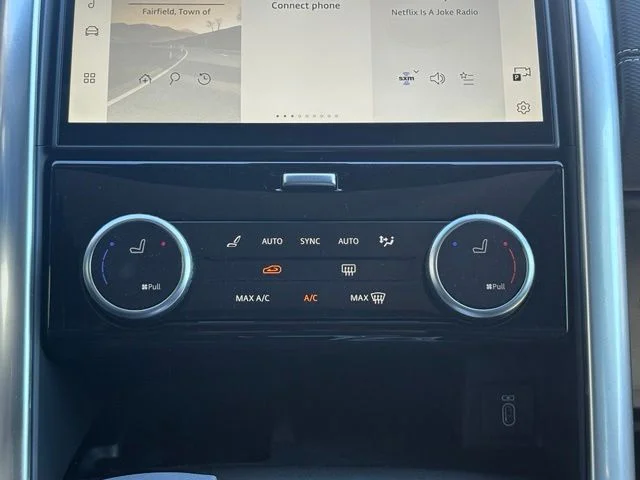 New 2026 Santorini Black Land Rover Dynamic SE image 52