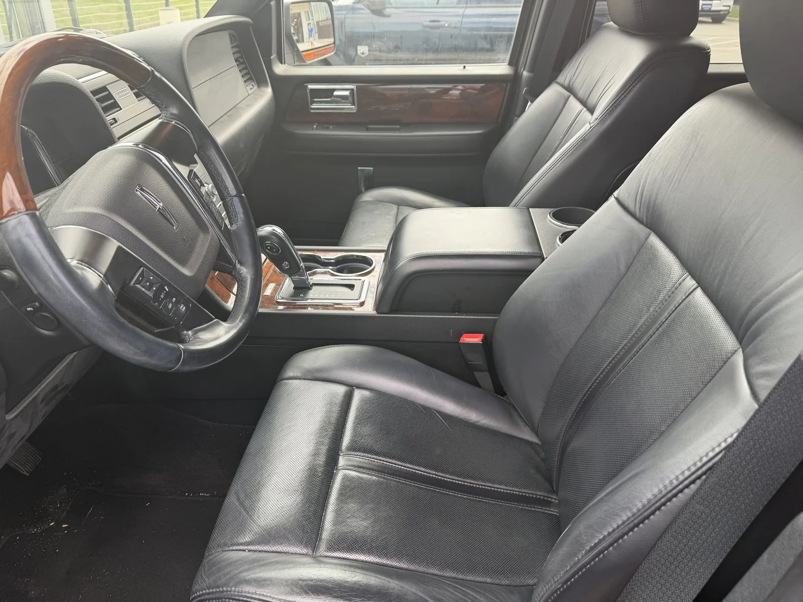 Used 2015 Black Lincoln Base image 5