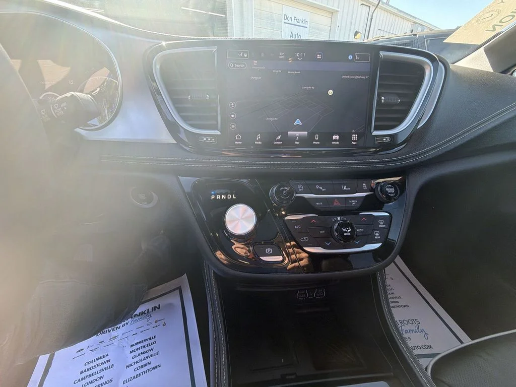 Used 2025 White Chrysler Limited image 19