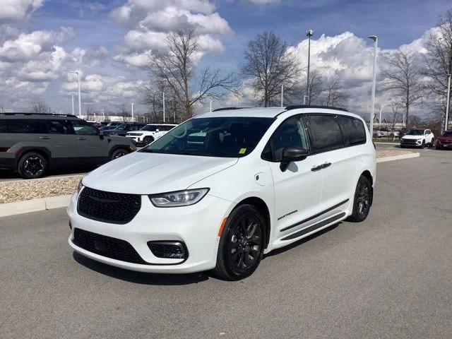 2023 Chrysler Pacifica Hybrid Touring L Hybrid's photo