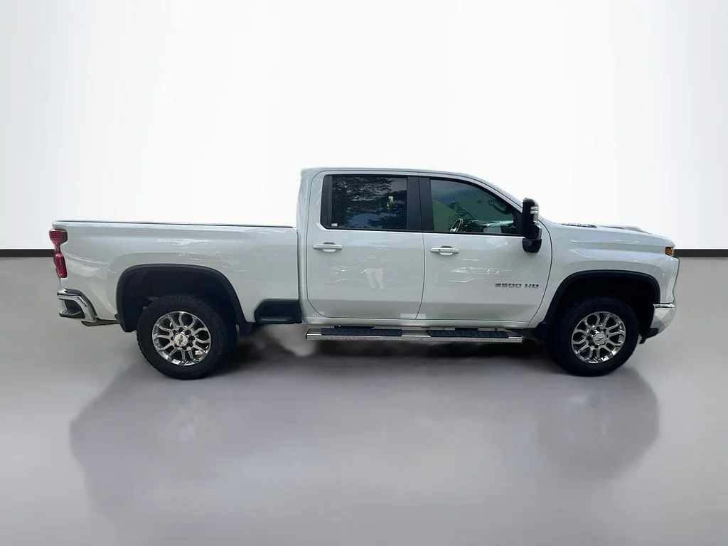 Used 2025 Summit White Chevrolet LT image 4