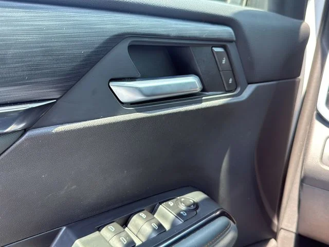 Used 2025 White GMC AT4 image 25