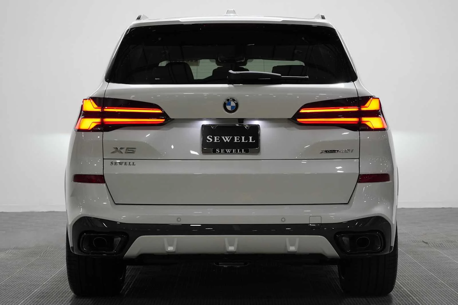 New 2026 Mineral White Metallic BMW xDrive40i image 5