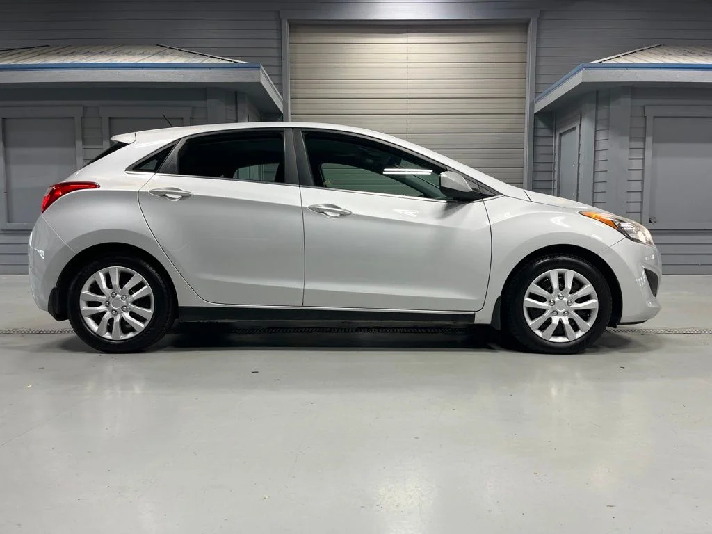 Used 2016 Silver Hyundai Base image 8