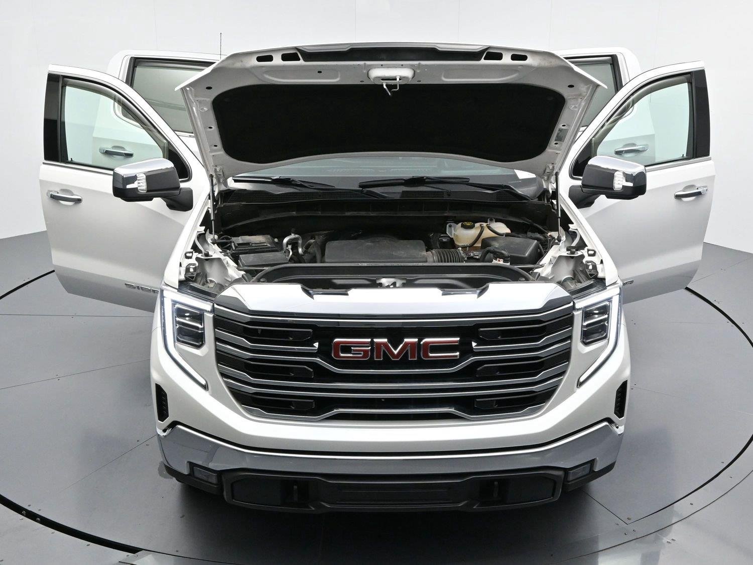 Used 2023 White Frost Tricoat GMC SLT image 44