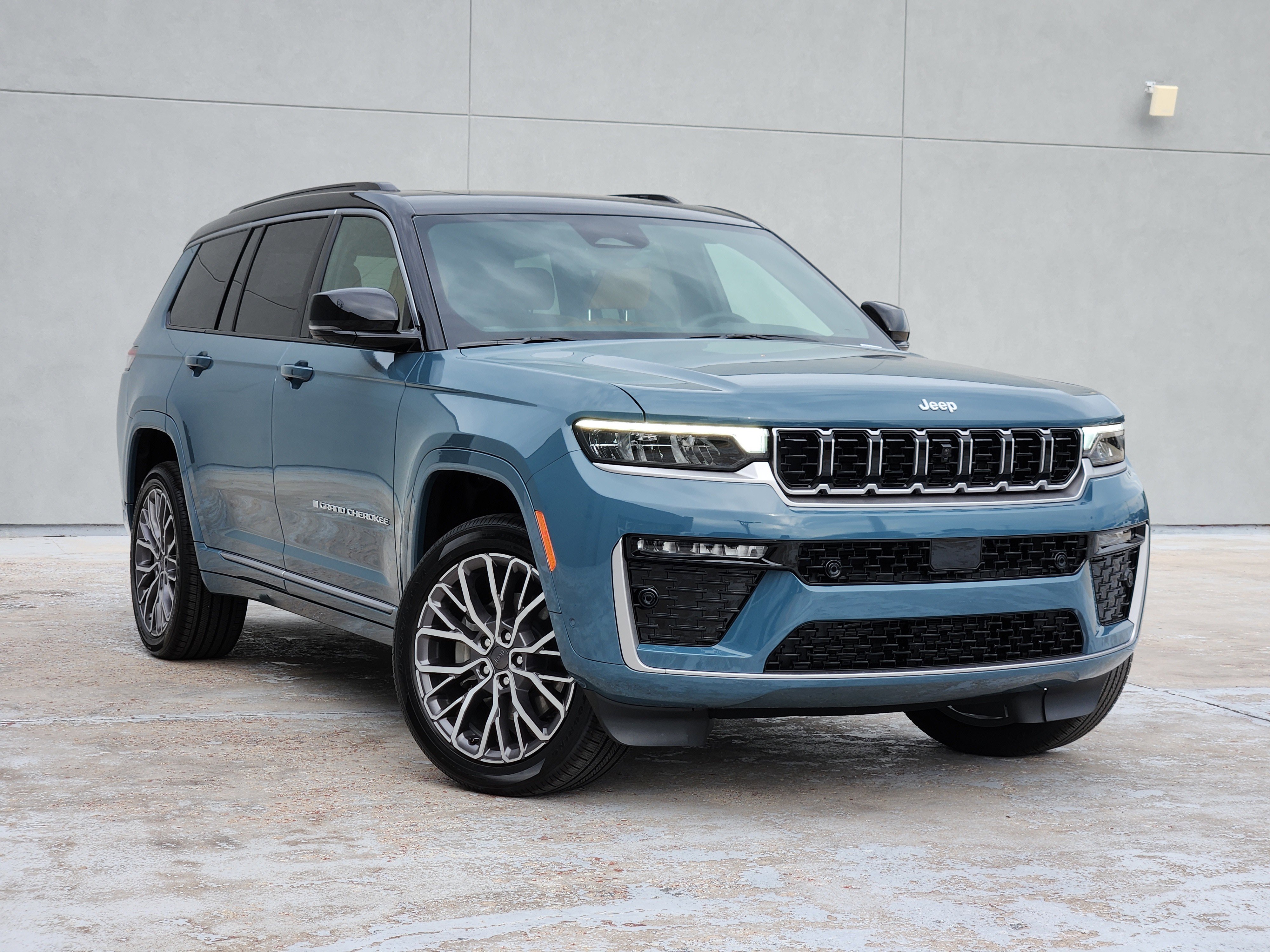 2026 Jeep Grand Cherokee L Summit 4x4's photo