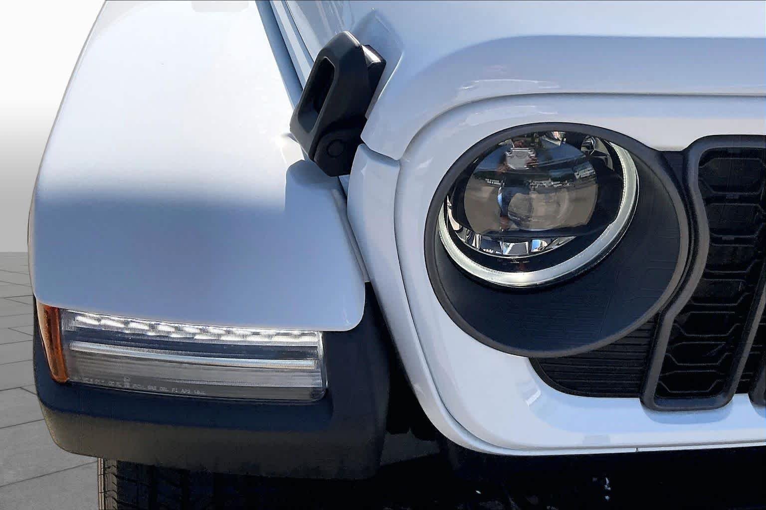 New 2026 Bright White Clear-Coat Exterior Paint Jeep Sport S image 13