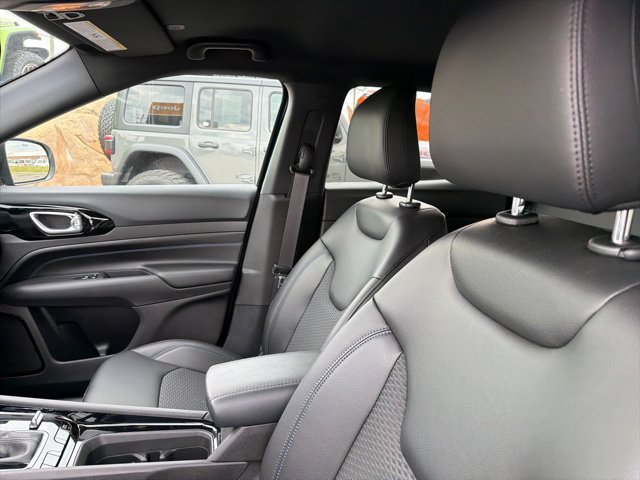 New 2026 Fathom Blue Pearl-Coat Exterior Paint Jeep Latitude image 12