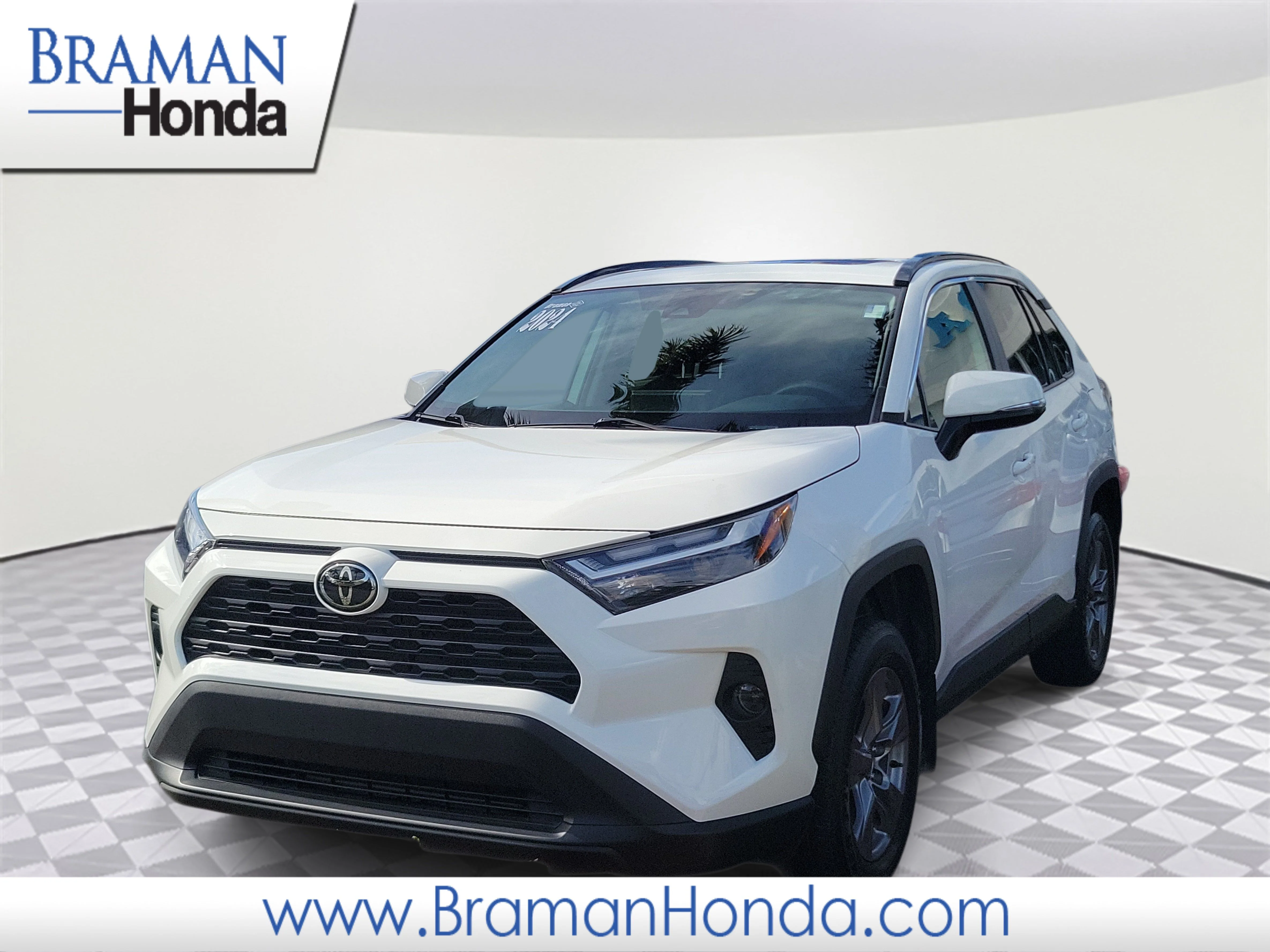 Used 2024 Ice Cap Toyota XLE image 1