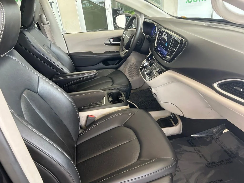 Used 2024 Black Chrysler Touring L image 23
