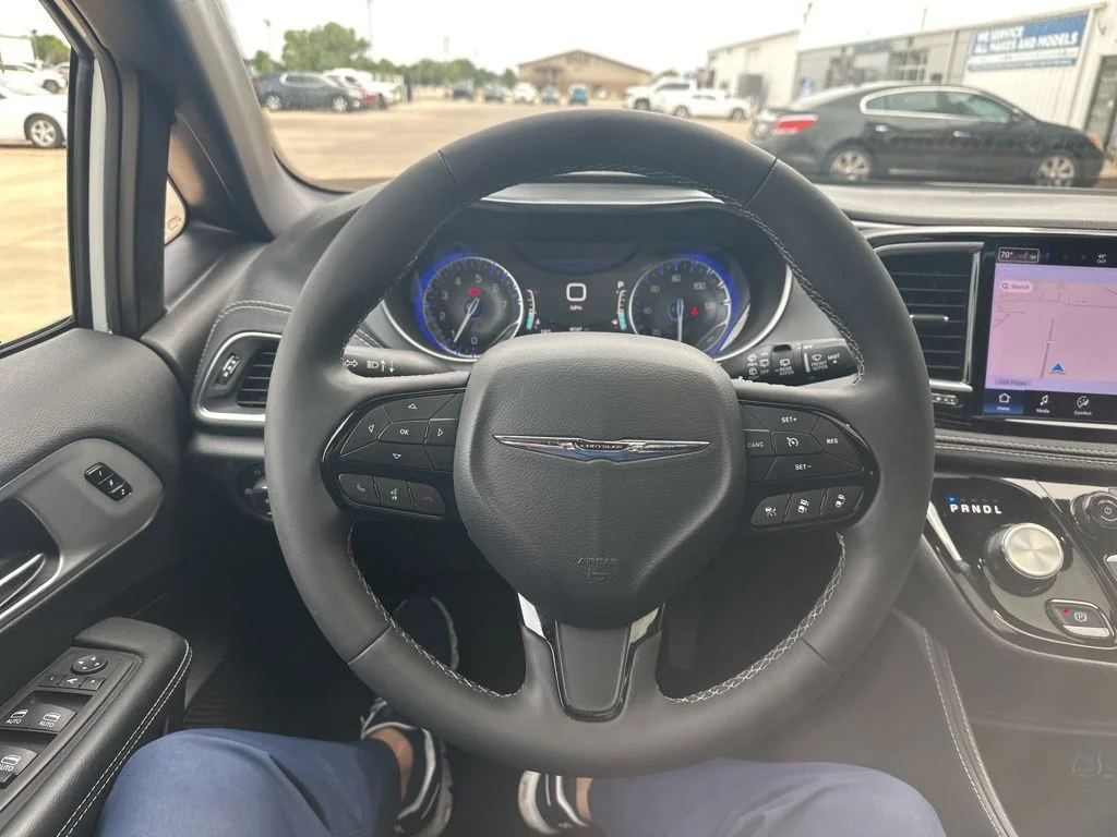 Used 2025 White Chrysler Limited image 11
