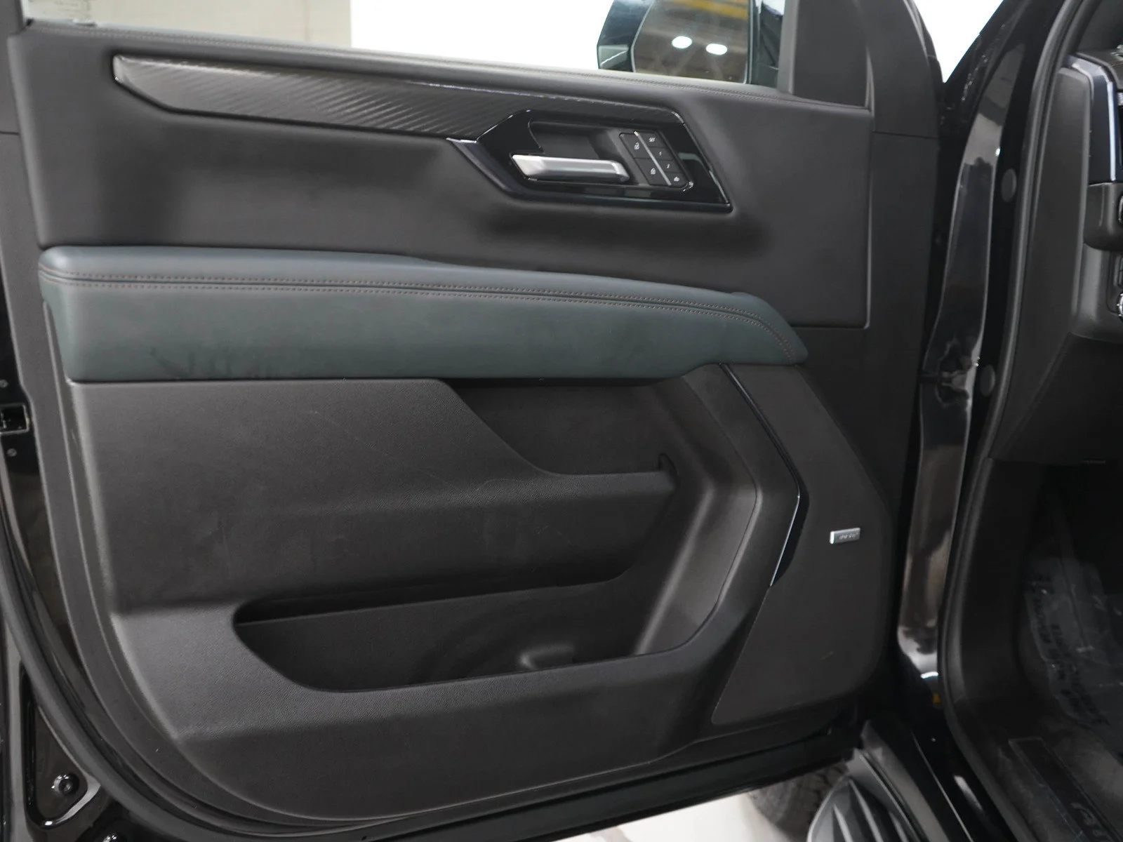 Used 2025 Onyx Black GMC 4WD 4dr AT4 image 21
