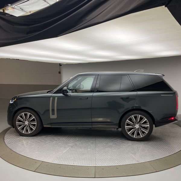 Certified Used 2023 Belgravia Green Metallic Land Rover SE image 2