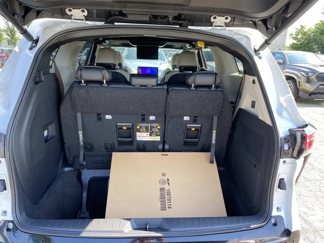 New 2026 Wind Chill Pearl Toyota Platinum image 5