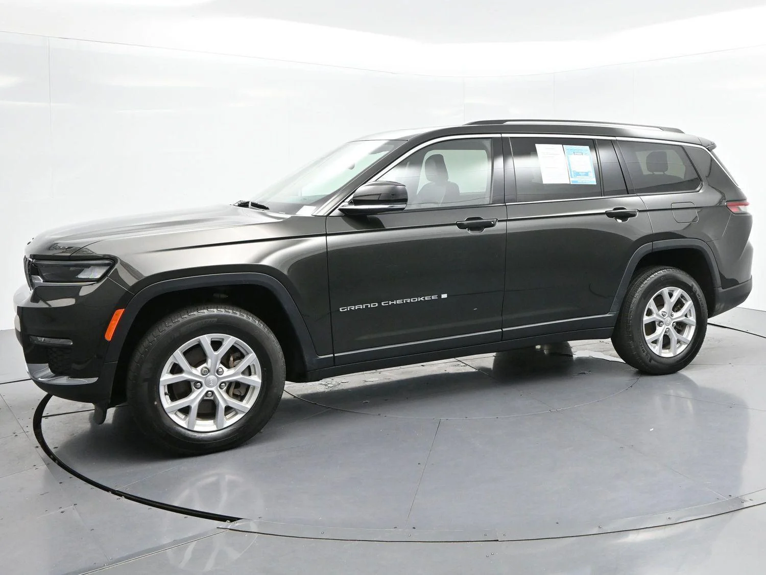 Used 2023 Rocky Mountain Pearlcoat Jeep Limited image 4