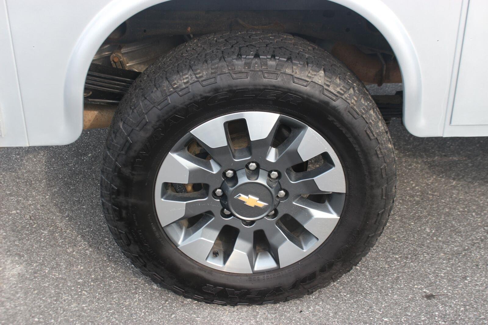 Used 2023 Silver Ice Metallic Chevrolet Custom image 38