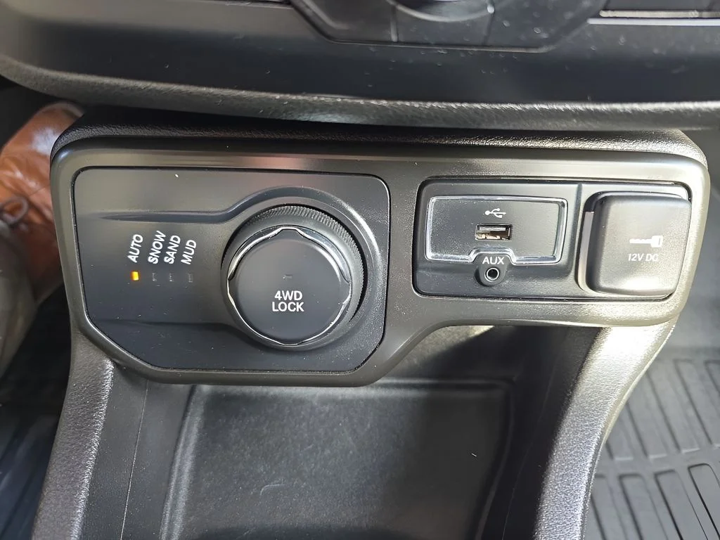 Used 2022  Jeep Latitude image 18