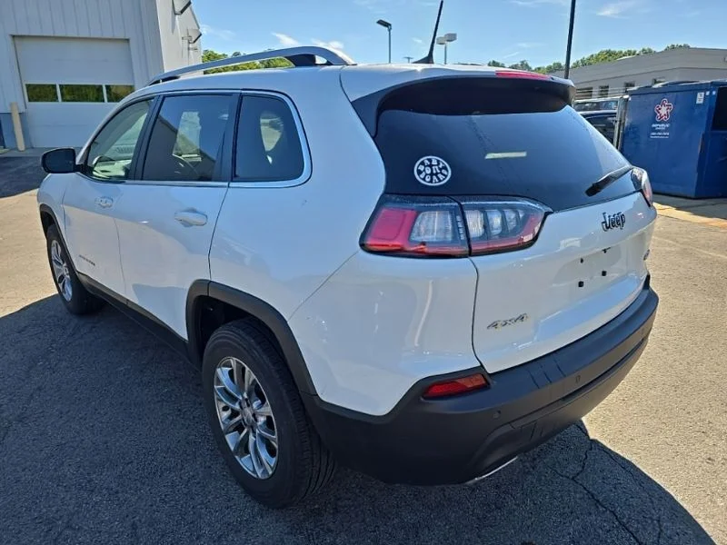 Used 2021 White Jeep Latitude Lux image 5