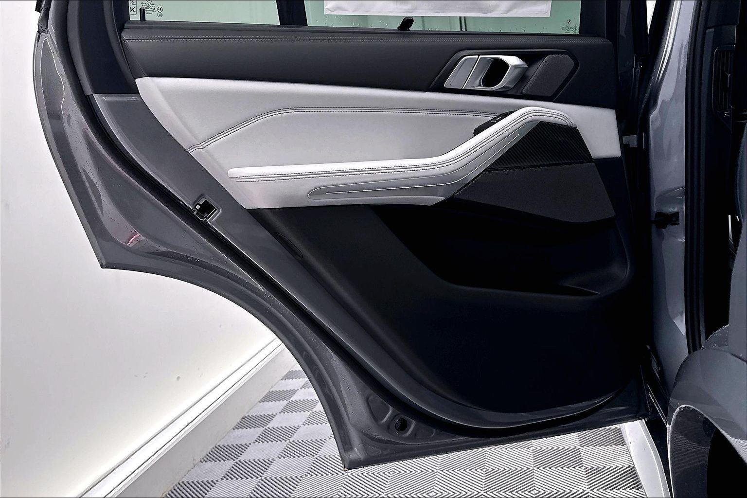 New 2026 Skyscraper Grey Metallic BMW M60i image 30