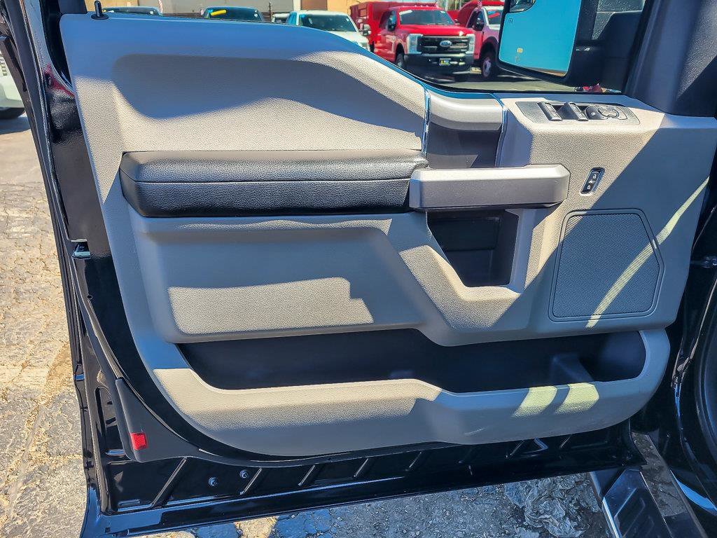 Used 2018 Shadow Black Ford XLT image 24