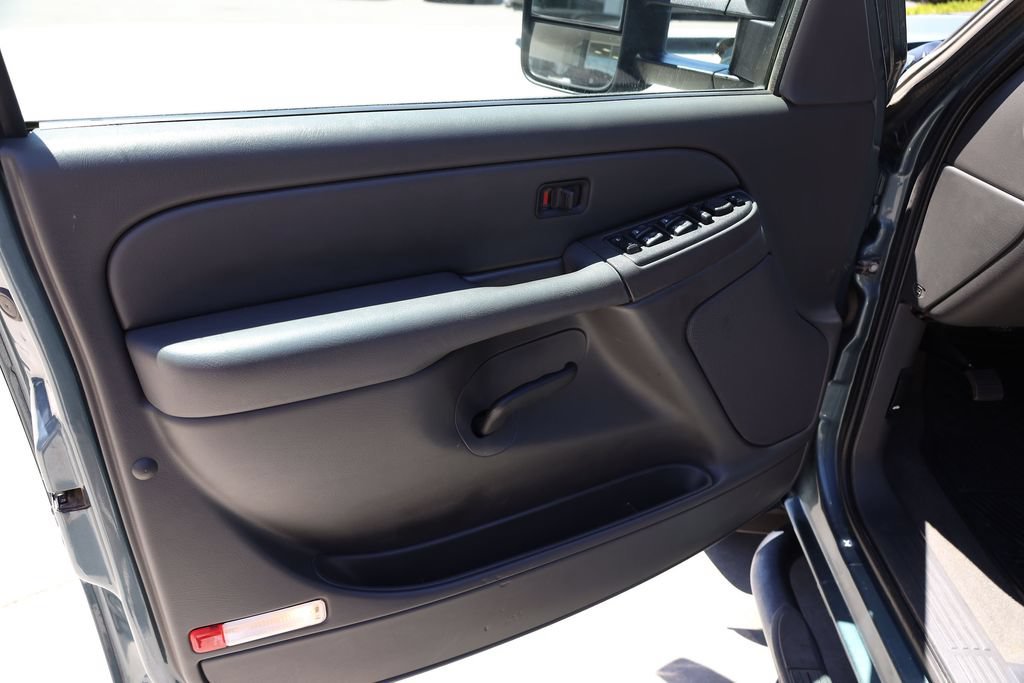 Used 2007 Blue Granite Metallic Chevrolet DRW LT1 image 10