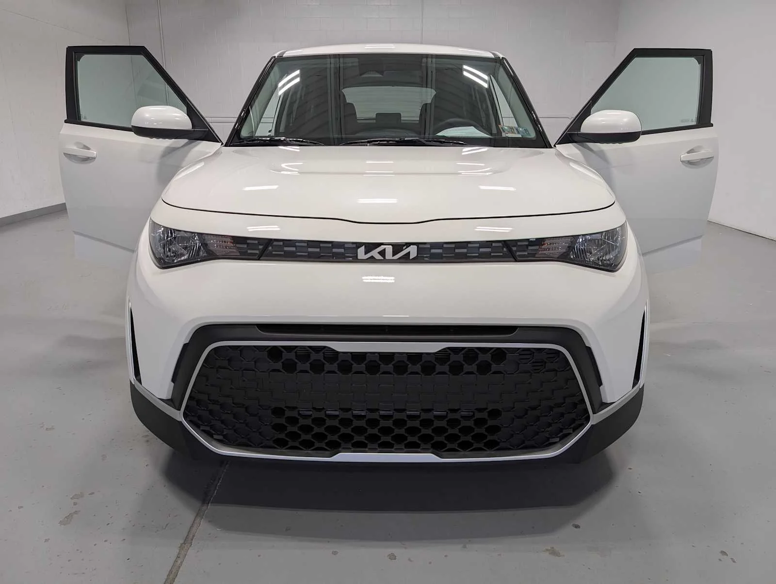 Certified Used 2025 Snow White Pearl Kia LX image 16
