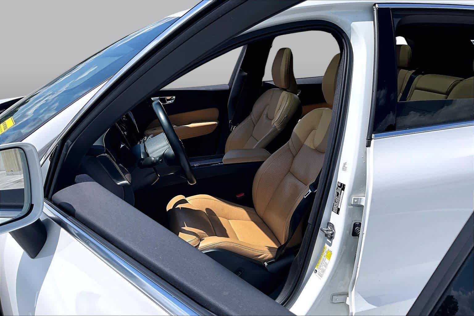 Used 2021 Crystal White Metallic Volvo Inscription image 8