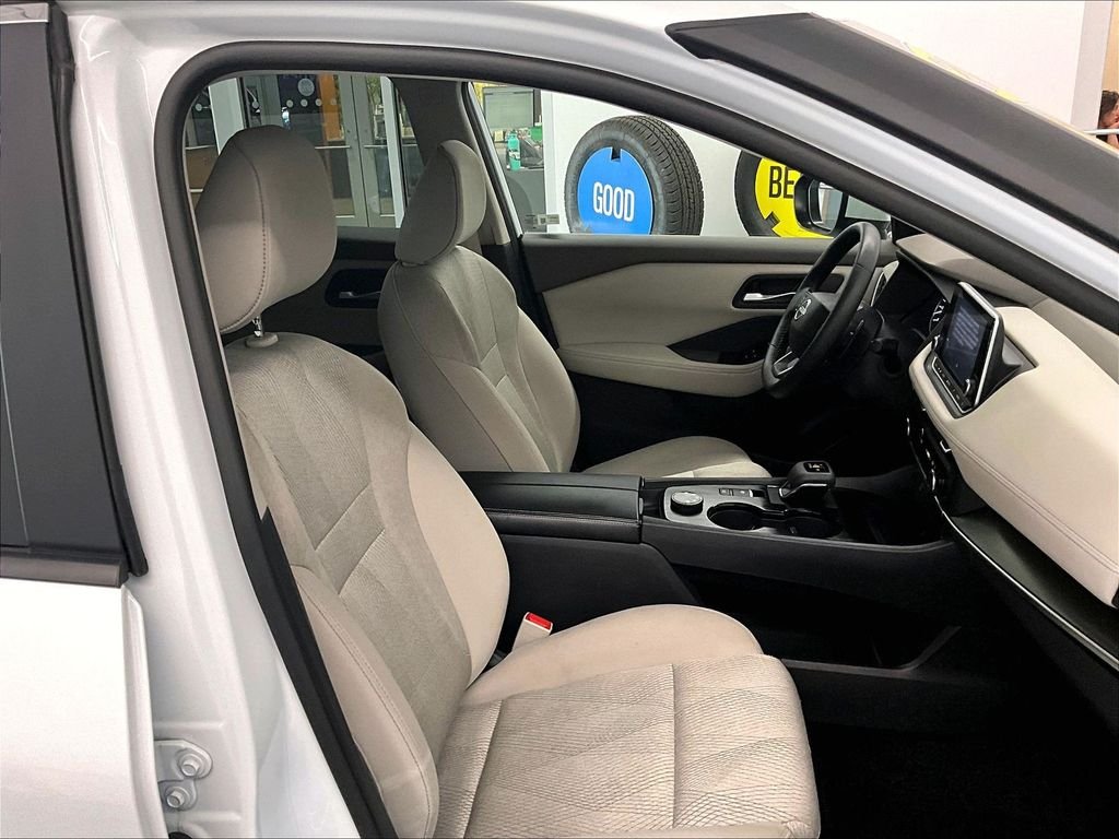 Used 2025 Everest White Pearl Nissan SV image 11