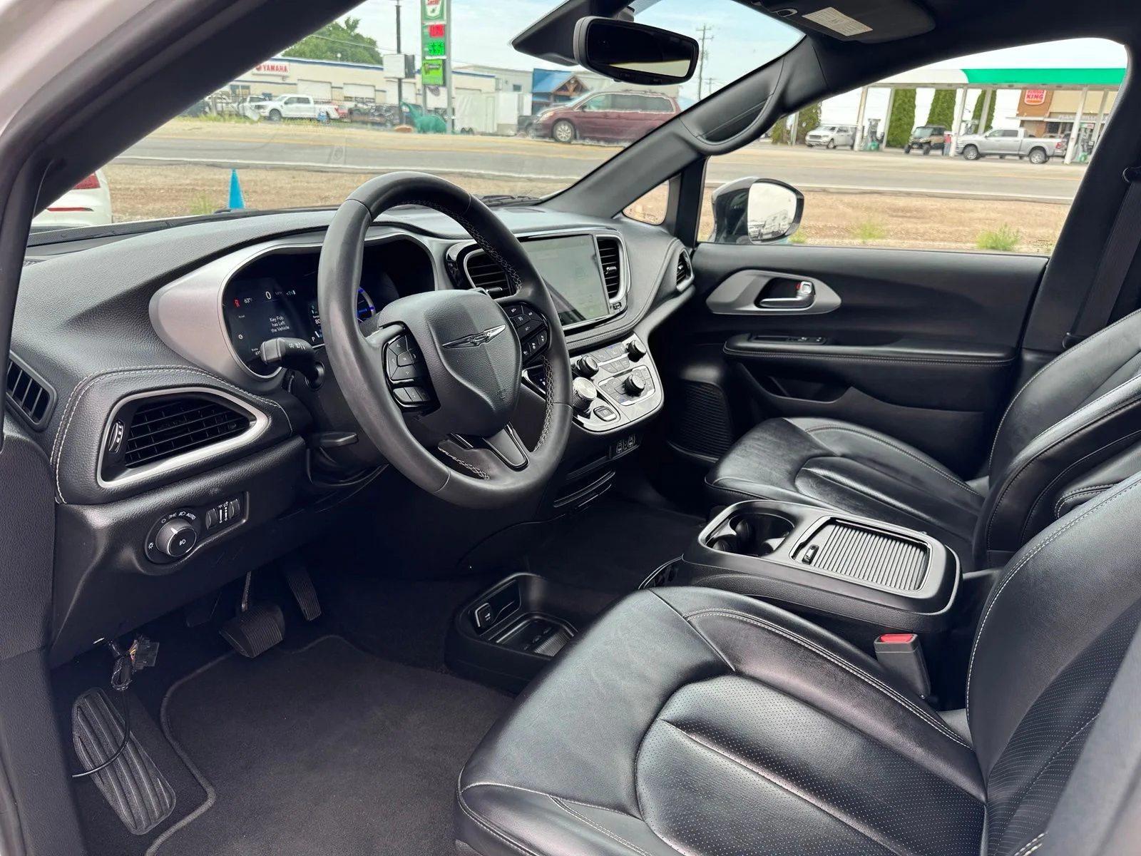 Used 2024 White Chrysler Select S Appearance image 13