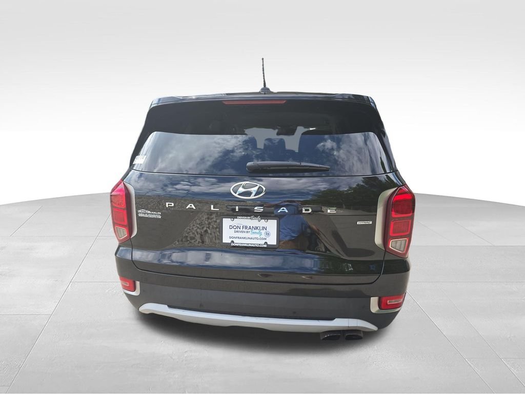 Used 2022 Black Hyundai SE image 4