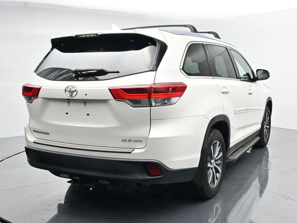 Used 2019 White Toyota XLE image 6