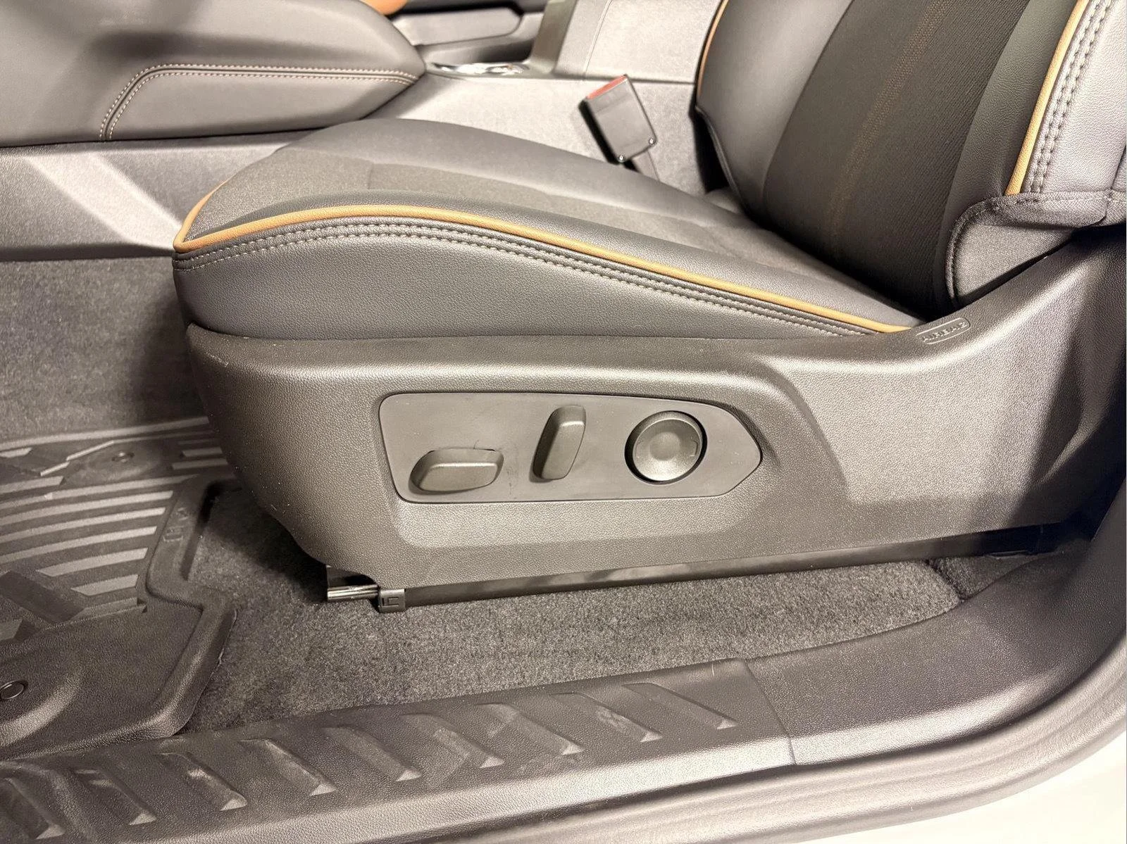 2026 GMC Canyon AT4 - Photo 15