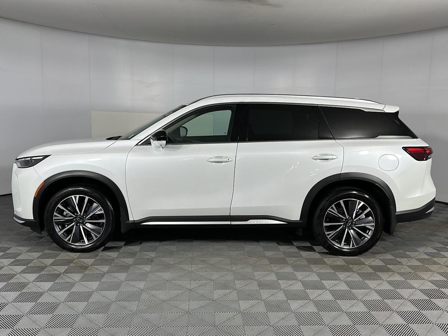 Used 2026 Radiant White INFINITI LUXE image 7