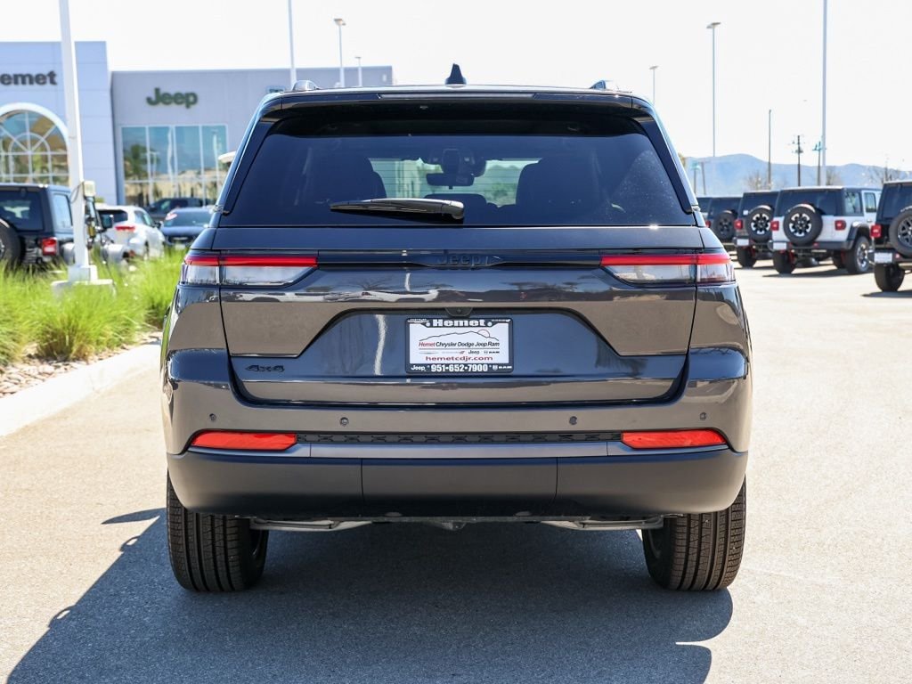 New 2026 Baltic Gray Metallic Clear-Coat Exterior Paint Jeep Limited image 4